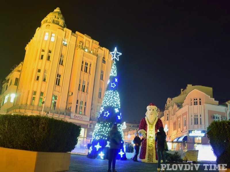 Духът на Коледа се пренася в Пловдив! Украсяваме рекордно голяма елха