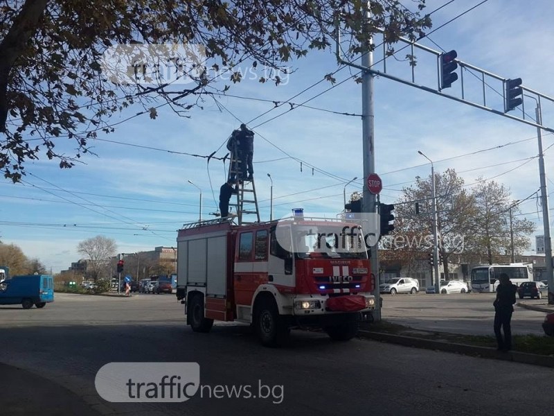 Зверска тапа на Кукленско шосе заради пропаднали тролейбусни жици СНИМКИ