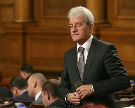 Депутат от ДПС припадна в парламента, откараха го в болница