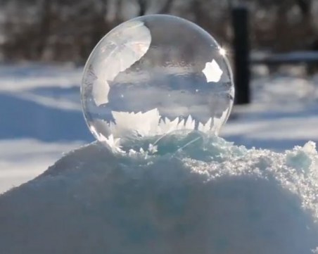 Невероятно ВИДЕО показва как балон замръзва, образувайки зрелищни кристали