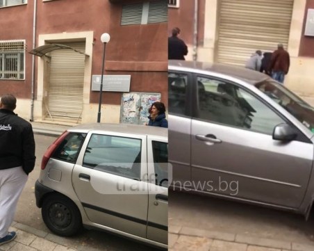 Пълен абсурд! Общинари се борят с чукове и лостове да отворят данъчното в Пловдив ВИДЕО и СНИМКИ