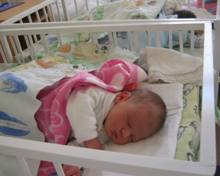 Повече българчета се раждат, но не в България, а в чужбина