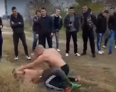 Публичен бой между ученици в Пловдив! Двама си нанасят тежки удари заради чат ВИДЕО