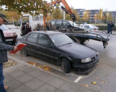 Разчистват Смирненски от стари автомобили СНИМКИ