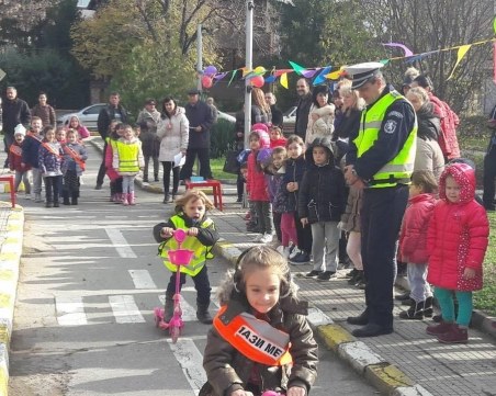 Робот учи малчугани как да се движат безопасно на улицата