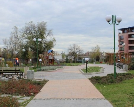 Засадиха нови дръвчета в парка на улица “Богомил“ СНИМКИ