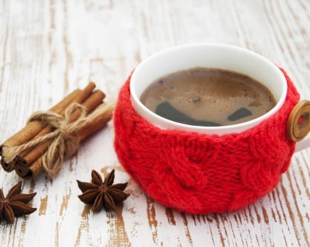 Зимно кафе с канела, фурми, индийско орехче, карамфил и портокал