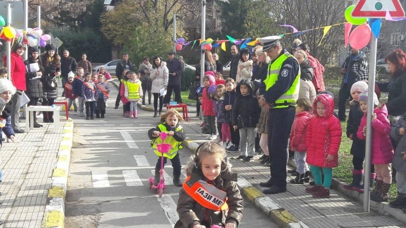 Робот учи малчугани как да се движат безопасно на улицата