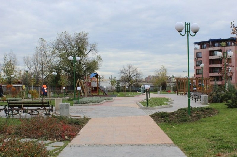 Засадиха нови дръвчета в парка на улица “Богомил“ СНИМКИ