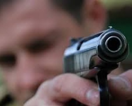 Див екшън! Старец опря пистолет в главата на съселянин