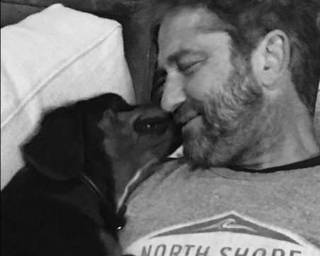 Джерард Бътлър с нова любов, осинови кученце от България СНИМКИ