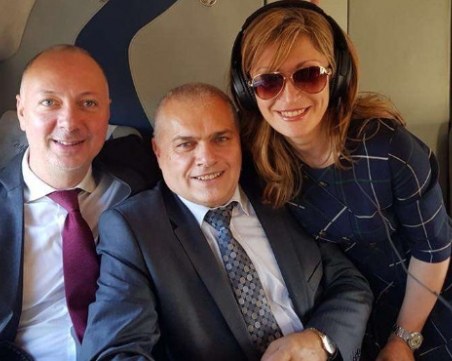 Министри се фукат със снимки от вертолет, с който се прибраха от Македония СНИМКИ