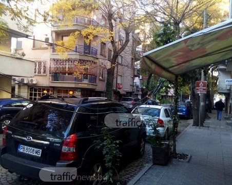 Пълно безхаберие: Кабели надвиснаха над пловдивска улица, зарязали ги интернет доставчици СНИМКИ