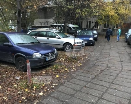 Пловдивски тарикати си направиха частен паркинг на общинска земя край Главната СНИМКИ и ВИДЕО