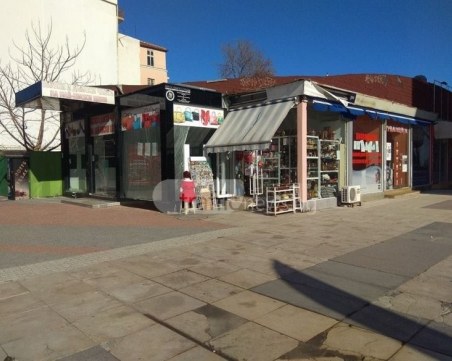 Полиция и багери нахлуват на Главната в Пловдив, бутат магазини СНИМКИ