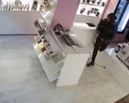 Познавате ли този мъж? Обрал е магазин в Пловдив, дават награда за информация ВИДЕО