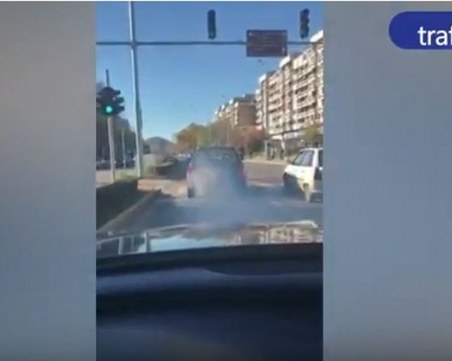 Ауспух на ауди като военна димка, опуши цял булевард ВИДЕО