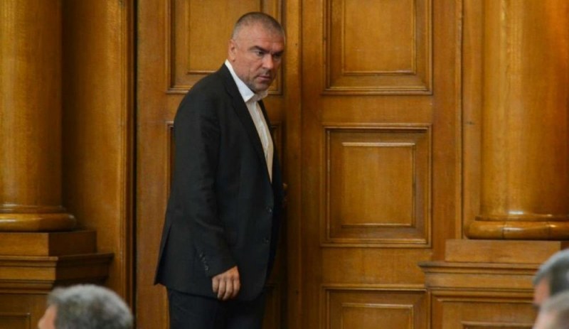 Цирк в парламента: Депутатите от ВОЛЯ напуснаха залата заради Иво Христов