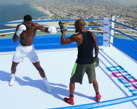 Антъни Джошуа размаха ръкавици в небесата над Дубай ВИДЕО