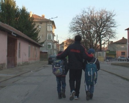 Благородно: Шампион по самбо приюти две братчета в дома си