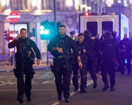 Паника в Лондон! Евакуират метрото заради стрелба СНИМКИ