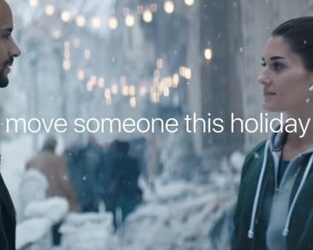 Романтична празнична реклама на Apple: Двойка танцува в снежна вечер ВИДЕО