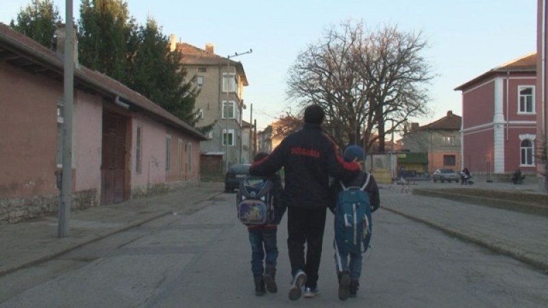 Благородно: Шампион по самбо приюти две братчета в дома си