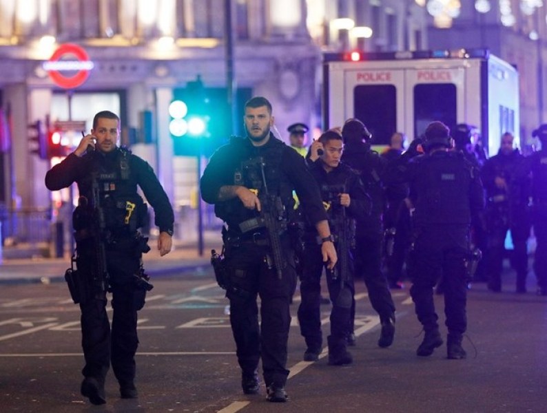 Паника в Лондон! Евакуират метрото заради стрелба СНИМКИ