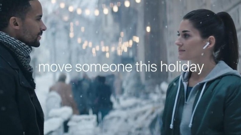Романтична празнична реклама на Apple: Двойка танцува в снежна вечер ВИДЕО