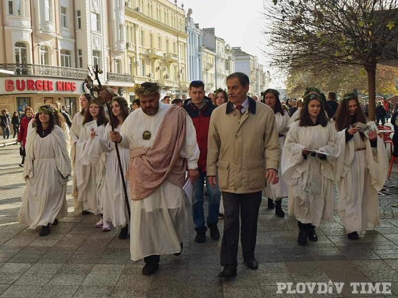 Започват дегустациите на вино в Стария град, ансамбъл Тракия открива фестивала