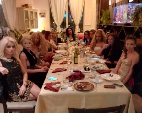 13 плеймейтки с горещо дефиле под тепетата