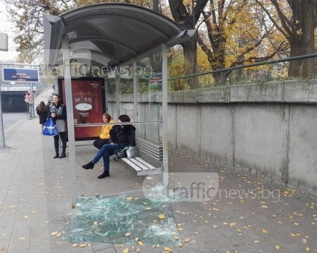Вандали съсипаха нова спирка на пъпа на Пловдив СНИМКИ