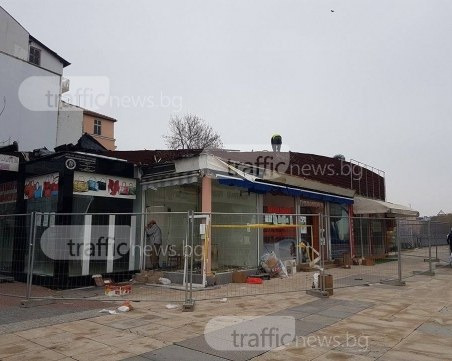 И последният павилион на площад Централен вече е изпразнен, бутането започва СНИМКИ