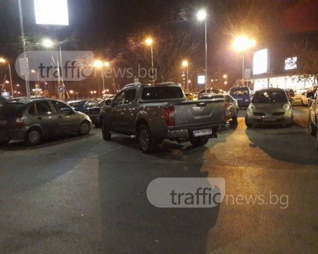 Натокана пловдивчака узурпира две места, а забележки на граждани изобщо не я смутиха СНИМКИ