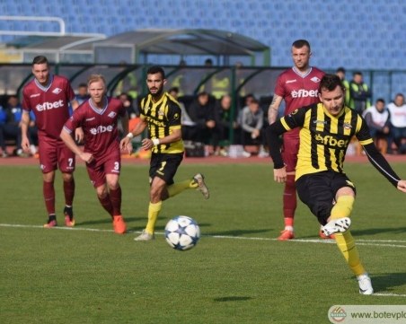 Неделев се разписа в мач номер 100, но Ботев изпусна Септември