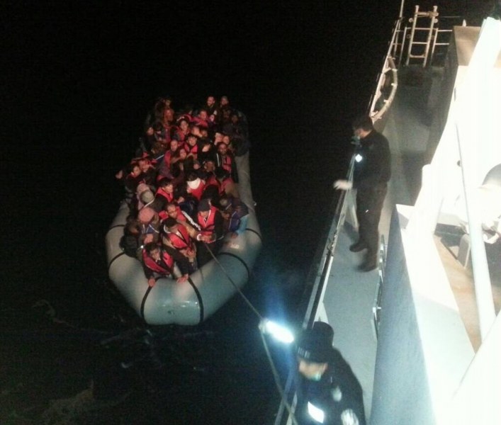 Герои! Българи спасиха 120 мигранти от смърт във водите на Егейско море СНИМКИ