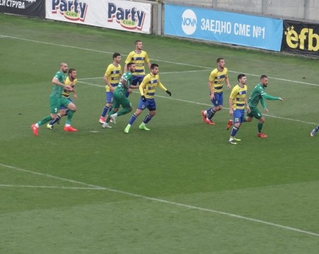 Марица изпусна лидера, спорна дузпа спаси Ботев Враца от загуба