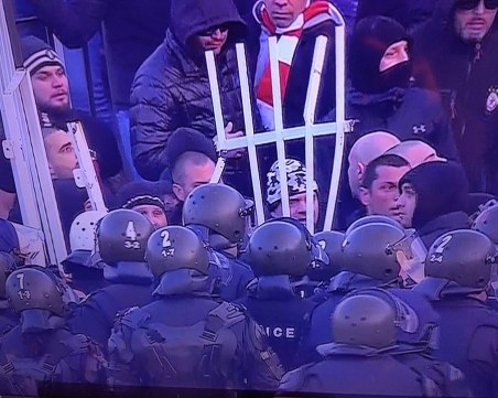 На Лаута е страшно! Фенове нахлуха, летят факли, димки и камъни, има ранени ОБНОВЕНА, ВИДЕО И СНИМКИ