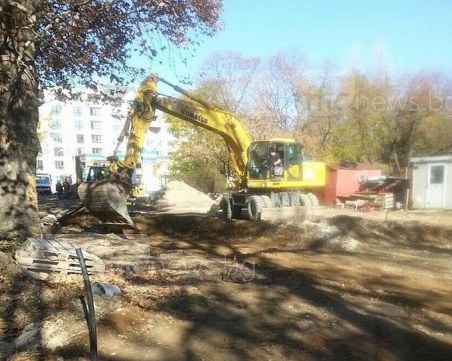 Невероятно, но факт: Строителите работят и в неделя по бул. 