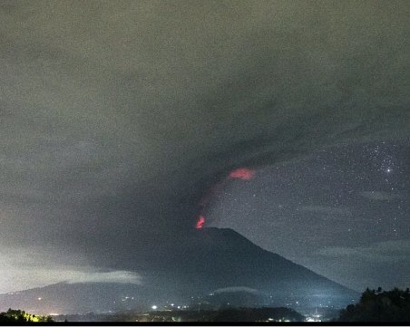 Вулканът на Бали изригна! Евакуират над 25 000 души