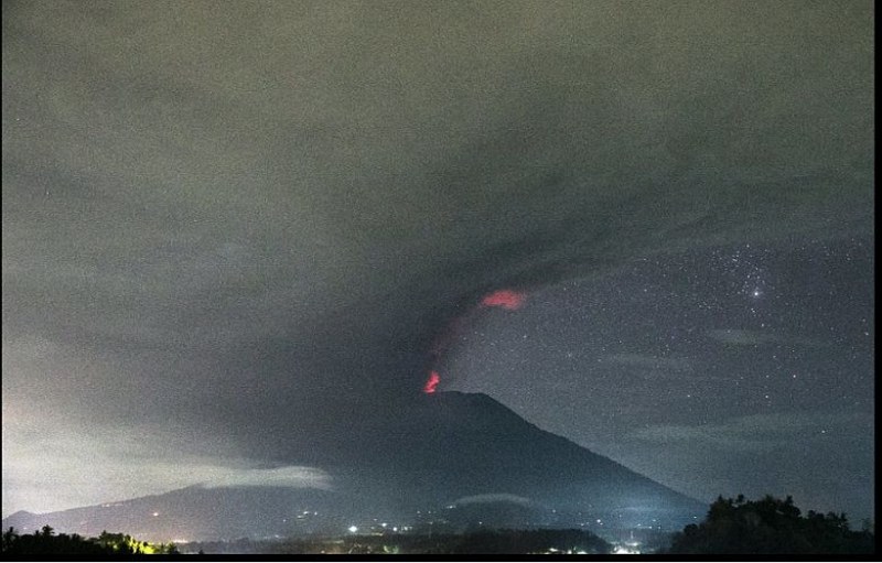 Вулканът на Бали изригна! Евакуират над 25 000 души