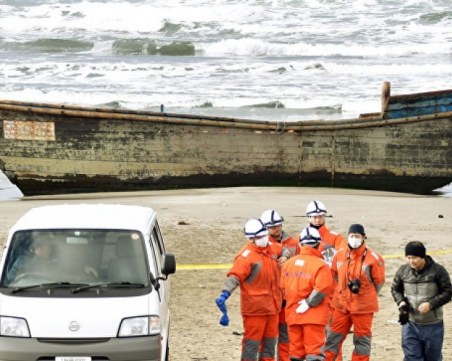 Дървена лодка с 8 скелета бе изхвърлена на бряг в Япония