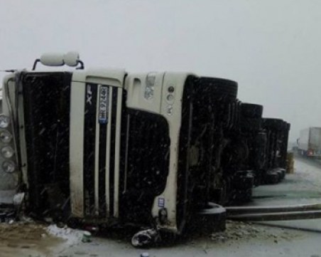 Тир и пътнически автобус се удариха, касетки с гъби летят на заснежената магистрала 