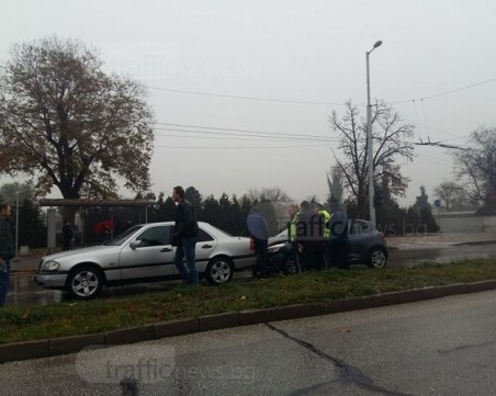 Нова катастрофа! Алфа размаза предницата си в мерцедес на опасно кръстовище СНИМКИ