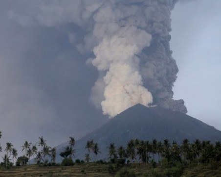 Пълна евакуация на остров Бали заради изригналия вулкан