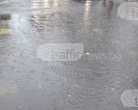 След дъжда: Новият булевард “Руски“... под вода СНИМКИ