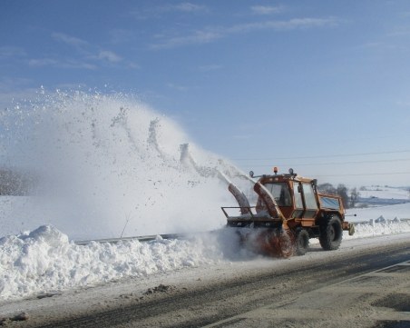 Снегът се увеличава, с него и машините - над 230 снегорина се борят с условията на пътя СНИМКА