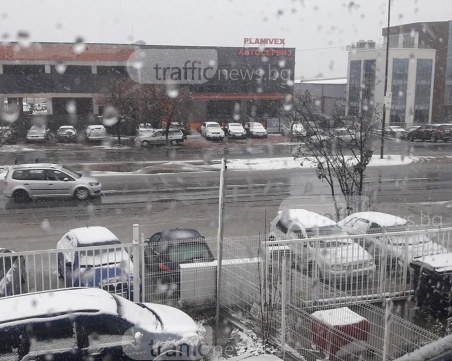 Сняг се сипе в половин България, 130 машини за обезопасяване са на пътя СНИМКИ