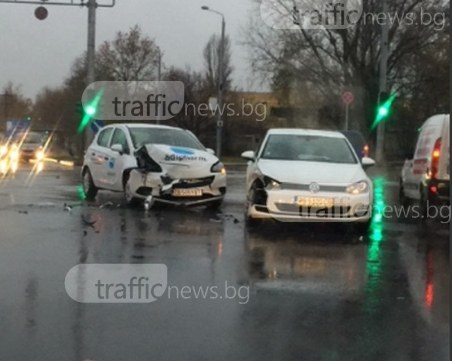 Две коли се удариха челно на възлово кръстовище в Кършияка СНИМКА