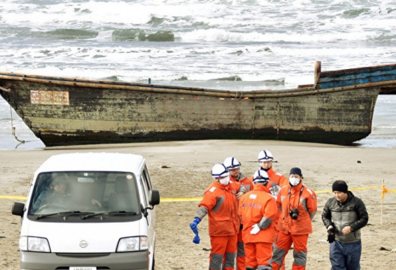 Дървена лодка с 8 скелета бе изхвърлена на бряг в Япония